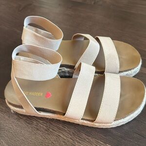 Steve Madden Big Girl Kimmie Sandal Blush size 4
Perfect for spring/summer!